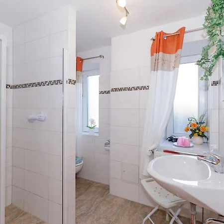 Kalle Fuer 2 Personen Und Terrasse Apartment Kuehlungsborn